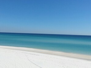 بالقرب من الشاطئ، كراسي للتشمس