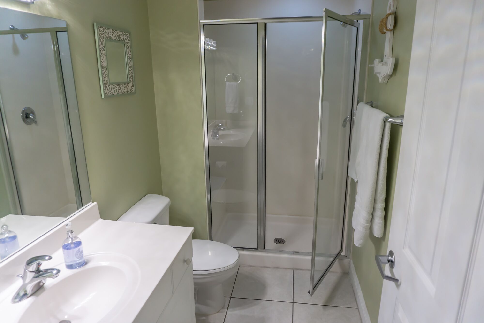 Un baño con ducha, inodoro y lavabo.