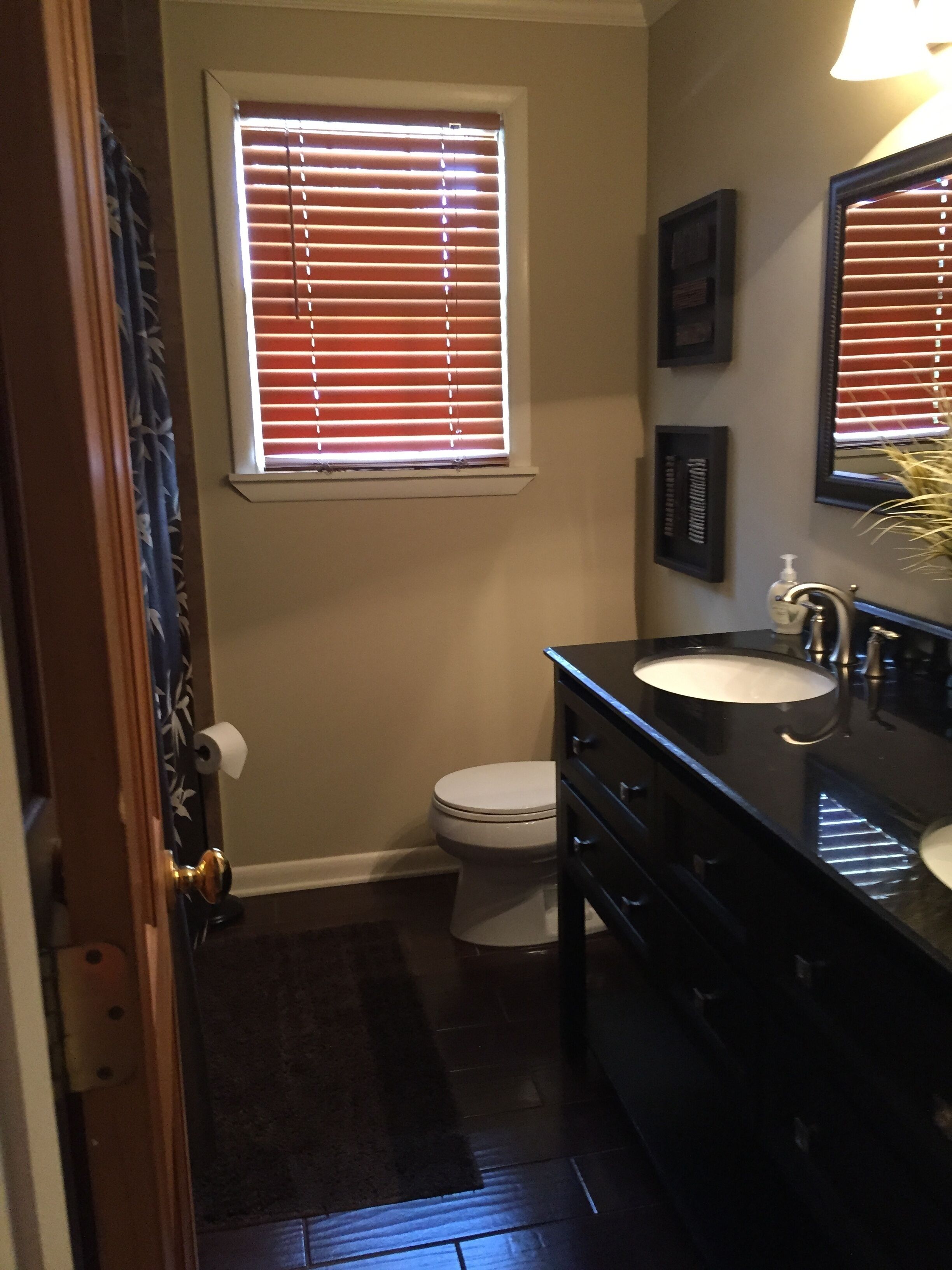 Scenic View Of Lake Yet Close To The Wonderful Charm Of Nashville