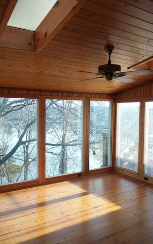 Scenic View Of Lake Yet Close To The Wonderful Charm Of Nashville