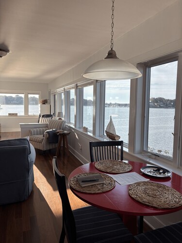 Seaside Getaway! Lyhyt kävelymatka kaupunkiin ja 180 astetta merinäköala. 