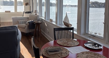 Seaside Getaway! Lyhyt kävelymatka kaupunkiin ja 180 astetta merinäköala.