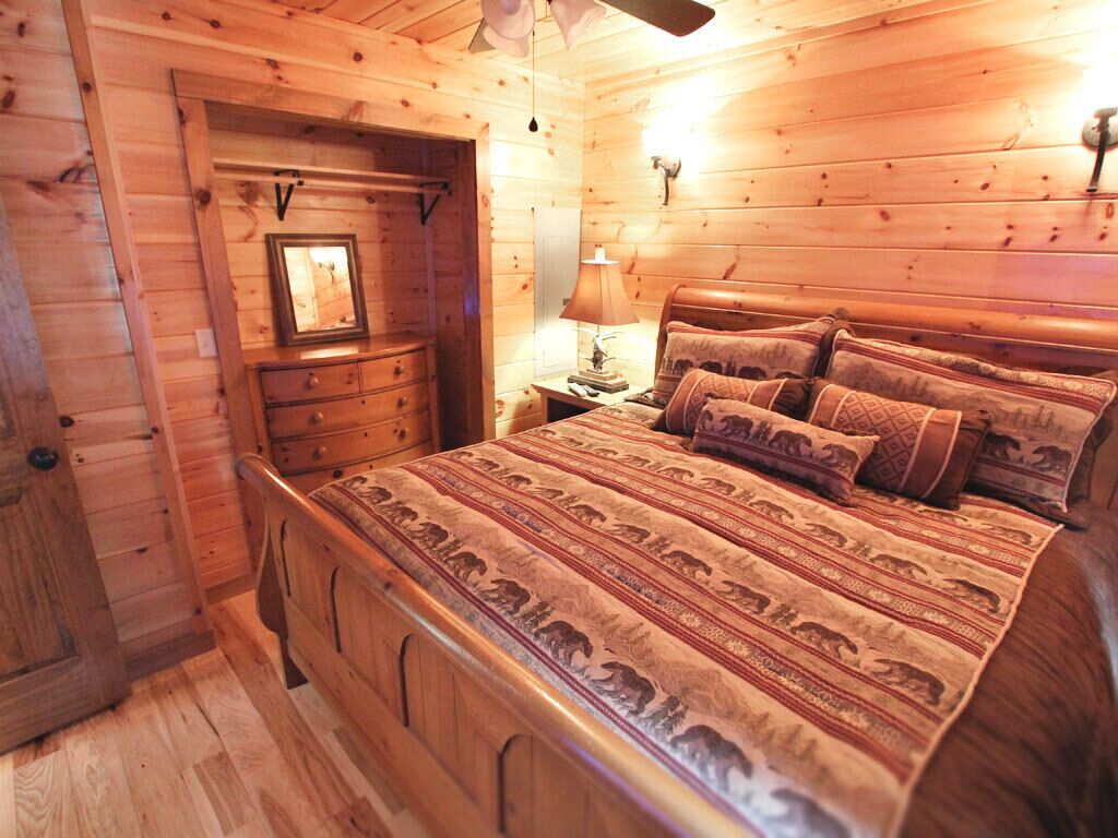 Cherokee Charm - Couple's Getaway Close to Casino - hot tub outdoor fireplace