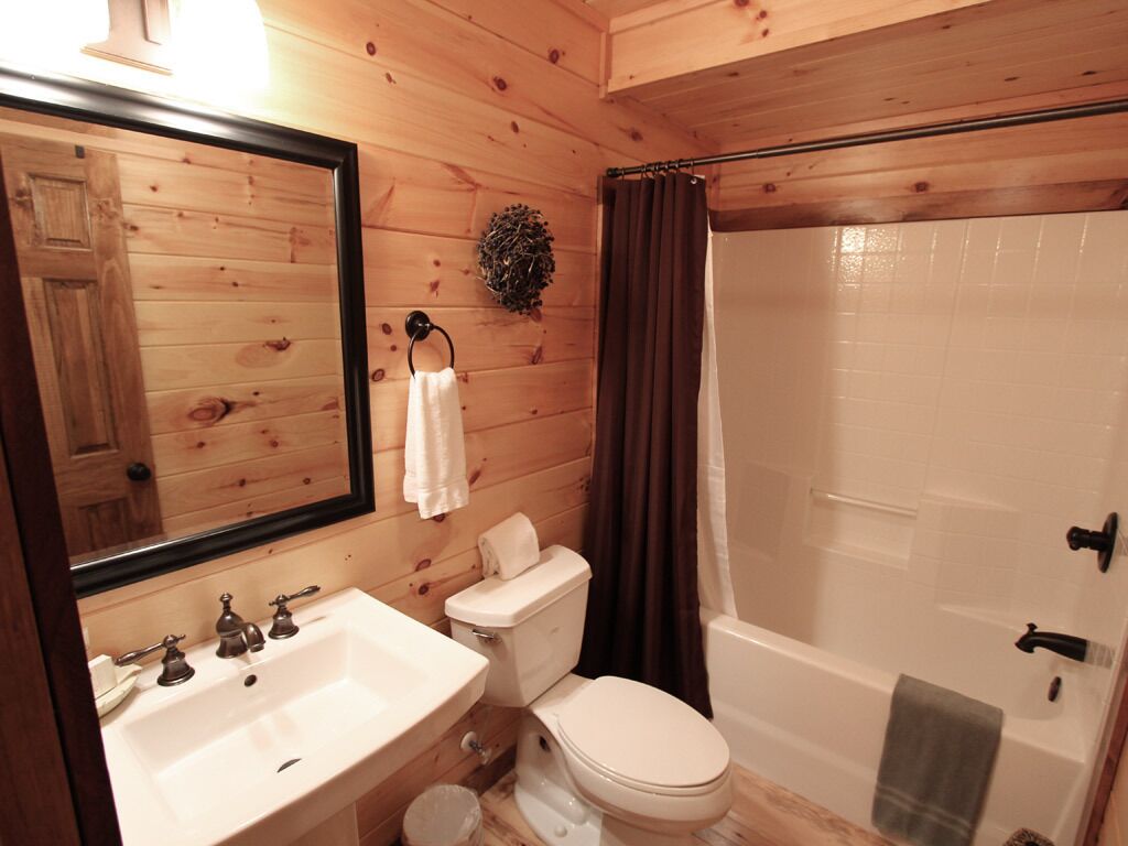 Cherokee Charm - Couple's Getaway Close to Casino - hot tub outdoor fireplace