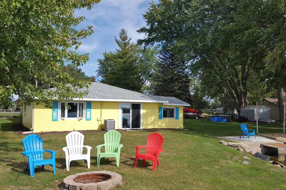 Book your 2024 Lake Front Vacation Now!! -Pontoon for Rent-