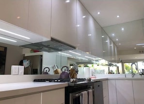 Cafetera y tetera, refrigerador, microondas y horno 