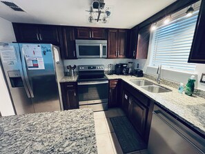 Frigorifero, microonde, forno, piano cottura