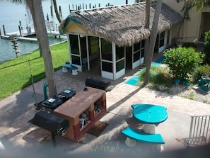 Outdoor dining - Treasure Island Malyn Condo 1bdr, 1 bath located on the bay (Treasure Island)