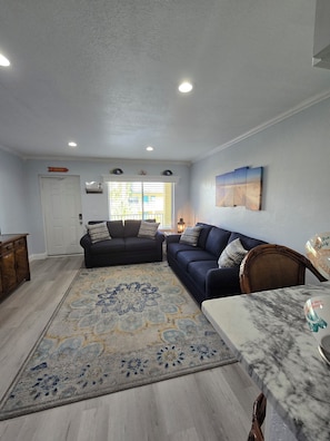 Smart TV - Treasure Island Malyn Condo 1bdr, 1 bath located on the bay (Treasure Island)