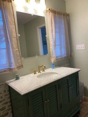 花灑/浴缸組合、提供毛巾、廁紙