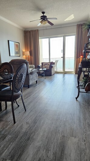 Smart-TV, DVD-spiller, bøker og musikkbibliotek