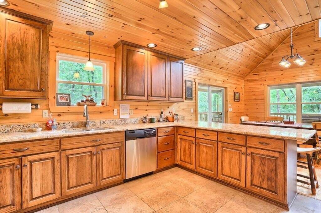 Luxury Cabin Minutes to Raystown Lake;  HOT TUB, Firepit, Arcade
