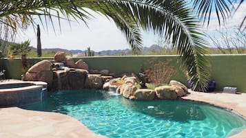 Alberca al aire libre y alberca climatizada