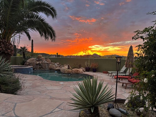 TÄYDELLINEN YKSITYISKOTI uima-altaalla / kylpylällä, epärealistiset näkymät, ympäröivät 20 hehtaaria, lemmikkieläimet!