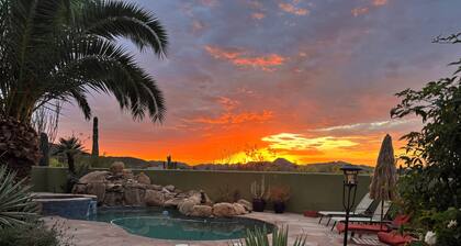 TÄYDELLINEN YKSITYISKOTI uima-altaalla / kylpylällä, epärealistiset näkymät, ympäröivät 20 hehtaaria, lemmikkieläimet!