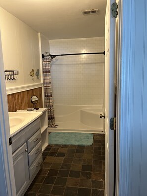 Ensemble douche/baignoire, sèche-cheveux, serviettes fournies