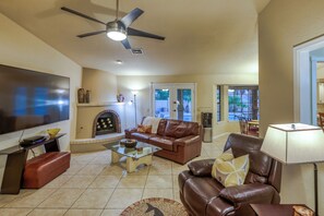 Living area - Tail wags welcome! Close to Lake, Boat and RV Parking! Pet Friendly! (Lake Havasu City)