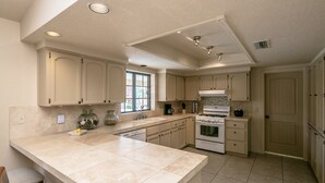 Private kitchen - Tail wags welcome! Close to Lake, Boat and RV Parking! (Lake Havasu City)
