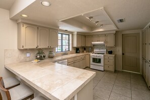 Private kitchen - Tail wags welcome! Close to Lake, Boat and RV Parking! Pet Friendly! (Lake Havasu City)