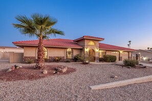 Exterior - Tail wags welcome! Close to Lake, Boat and RV Parking! Pet Friendly! (Lake Havasu City)