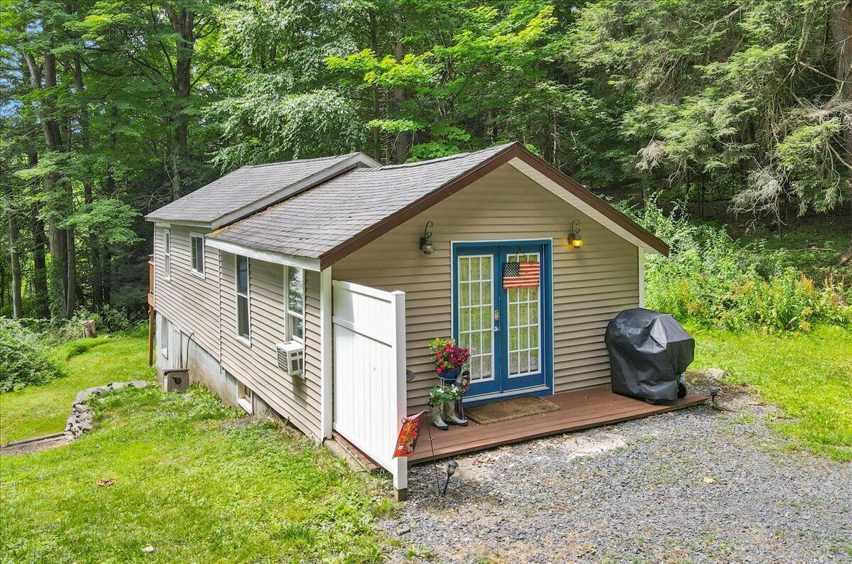 Charming Private Lakefront Cottage Perfect for a Peaceful Vacation