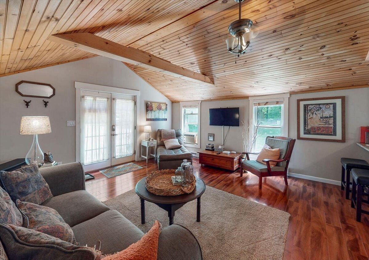 Charming Private Lakefront Cottage Perfect for a Peaceful Vacation