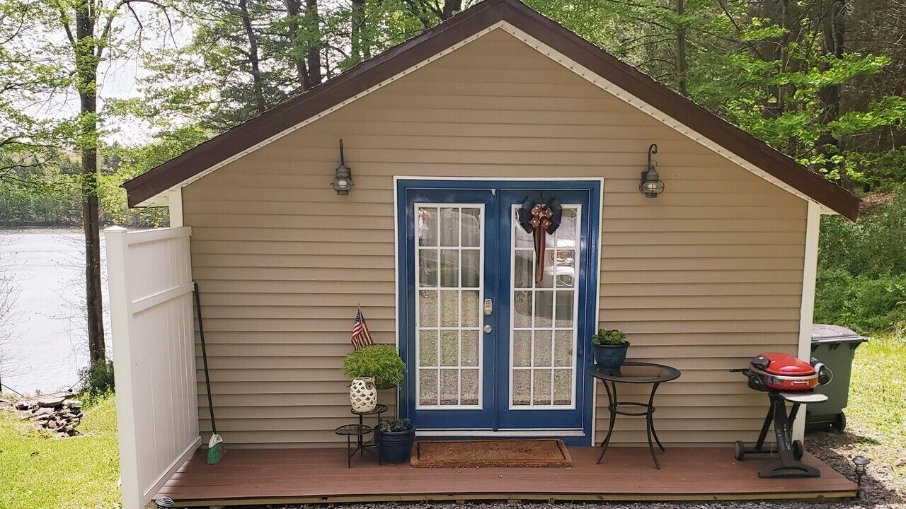 Charming Private Lakefront Cottage Perfect for a Peaceful Vacation