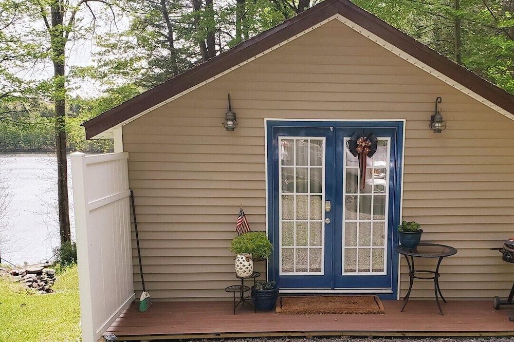 Charming Private Lakefront Cottage Perfect for a Peaceful Vacation