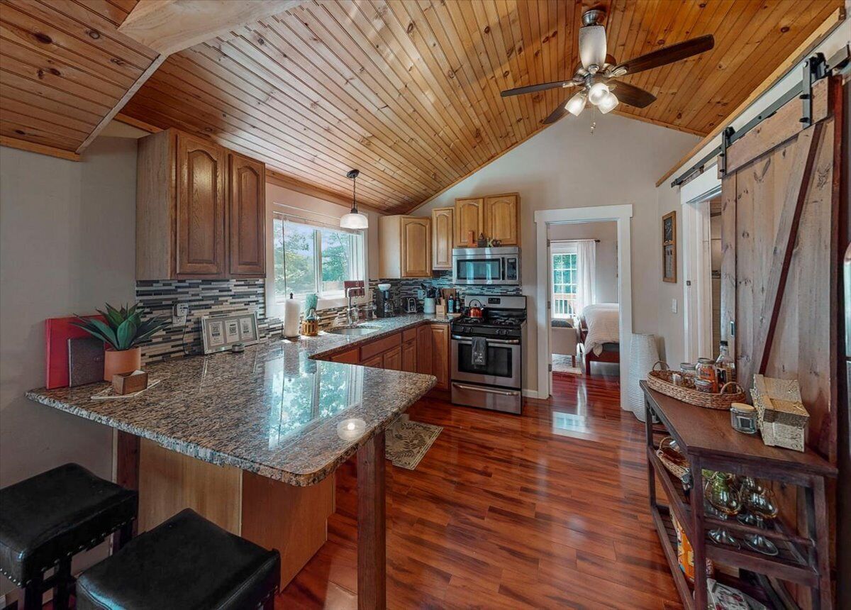 Charming Private Lakefront Cottage Perfect for a Peaceful Vacation