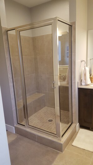 Ensemble douche/baignoire, sèche-cheveux, serviettes fournies, savon
