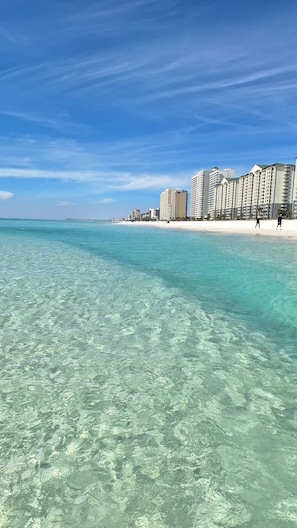 Na praia, espreguiçadeiras 