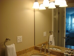 Douche, séchoir à cheveux, serviettes fournies, papier de toilette