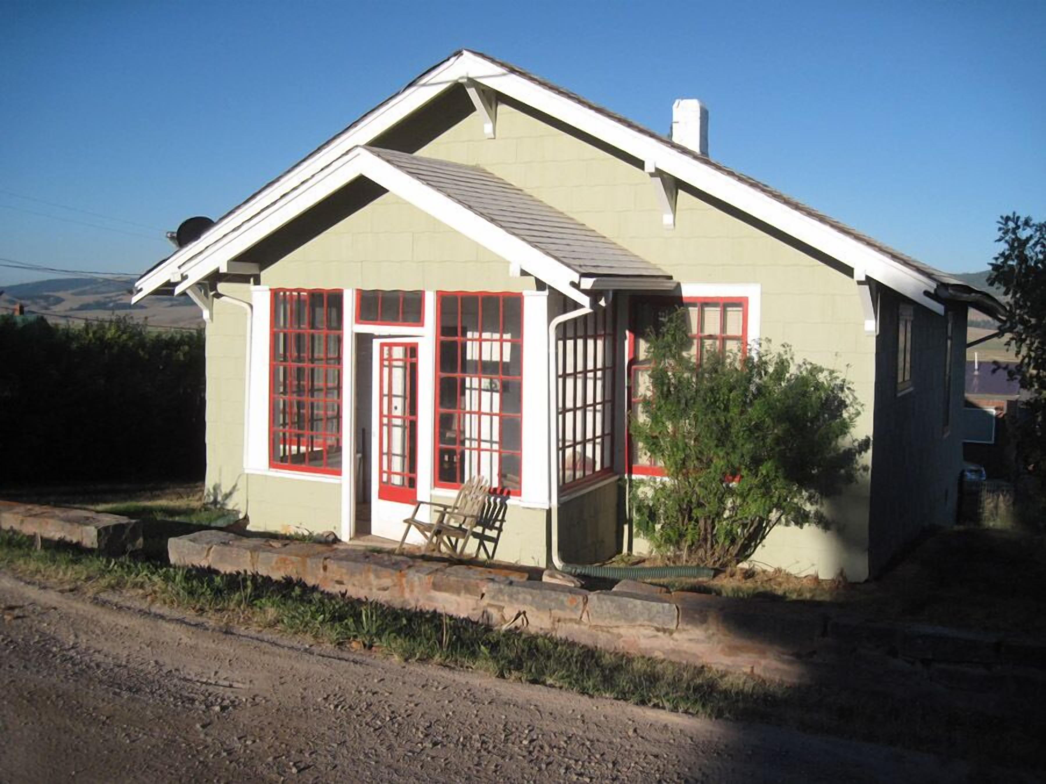 Charming 30's Bungalow Within Walking Distance Of Town