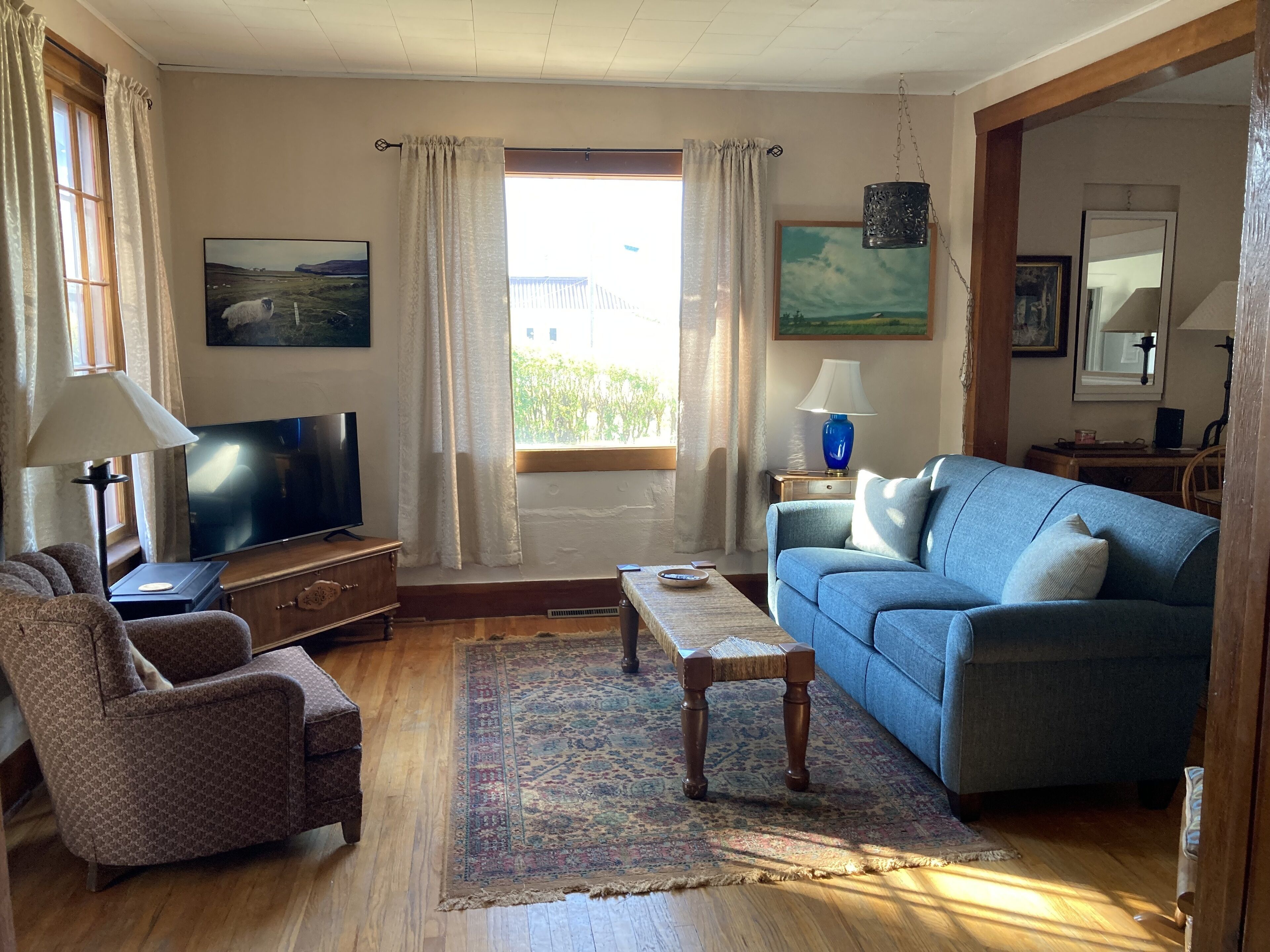 Charming 30's Bungalow Within Walking Distance Of Town