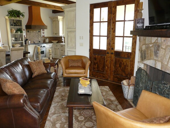 Flat-screen TV, fireplace, DVD player