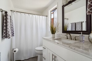 Ensemble douche/baignoire, sèche-cheveux, serviettes fournies