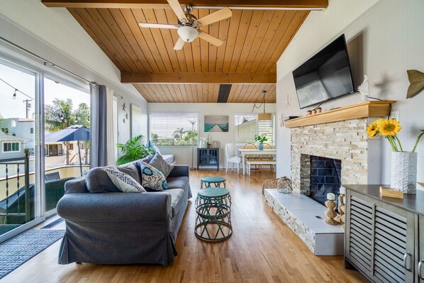 Smart TV, fireplace, books, video library