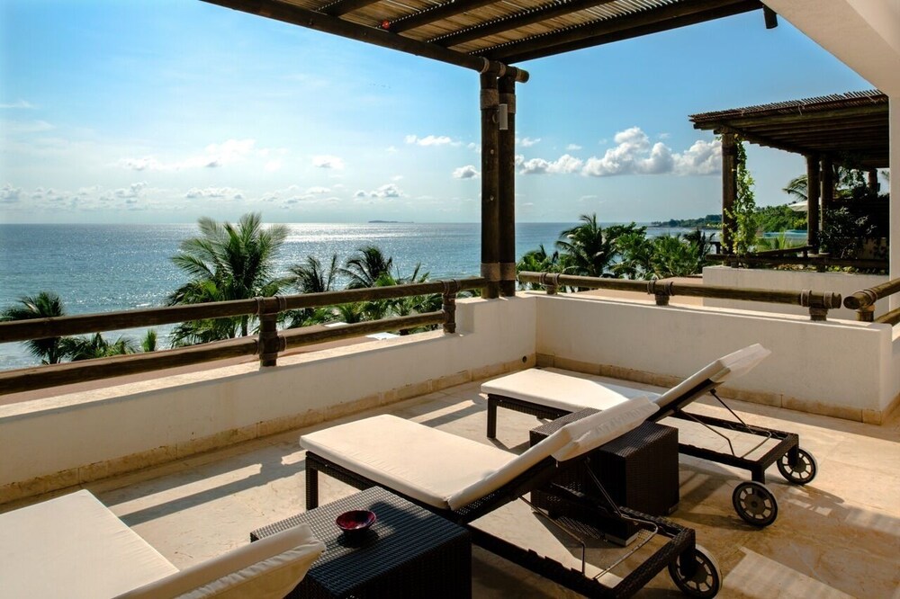 Beach Front Condo w/ Balcony! Amazing Views, White Sand & Pools!
