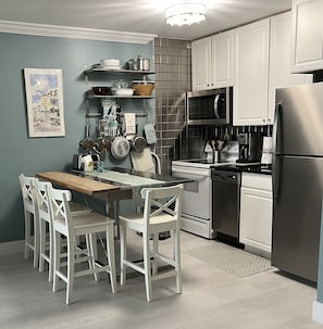 Geladeira, micro-ondas, fogão, cooktop