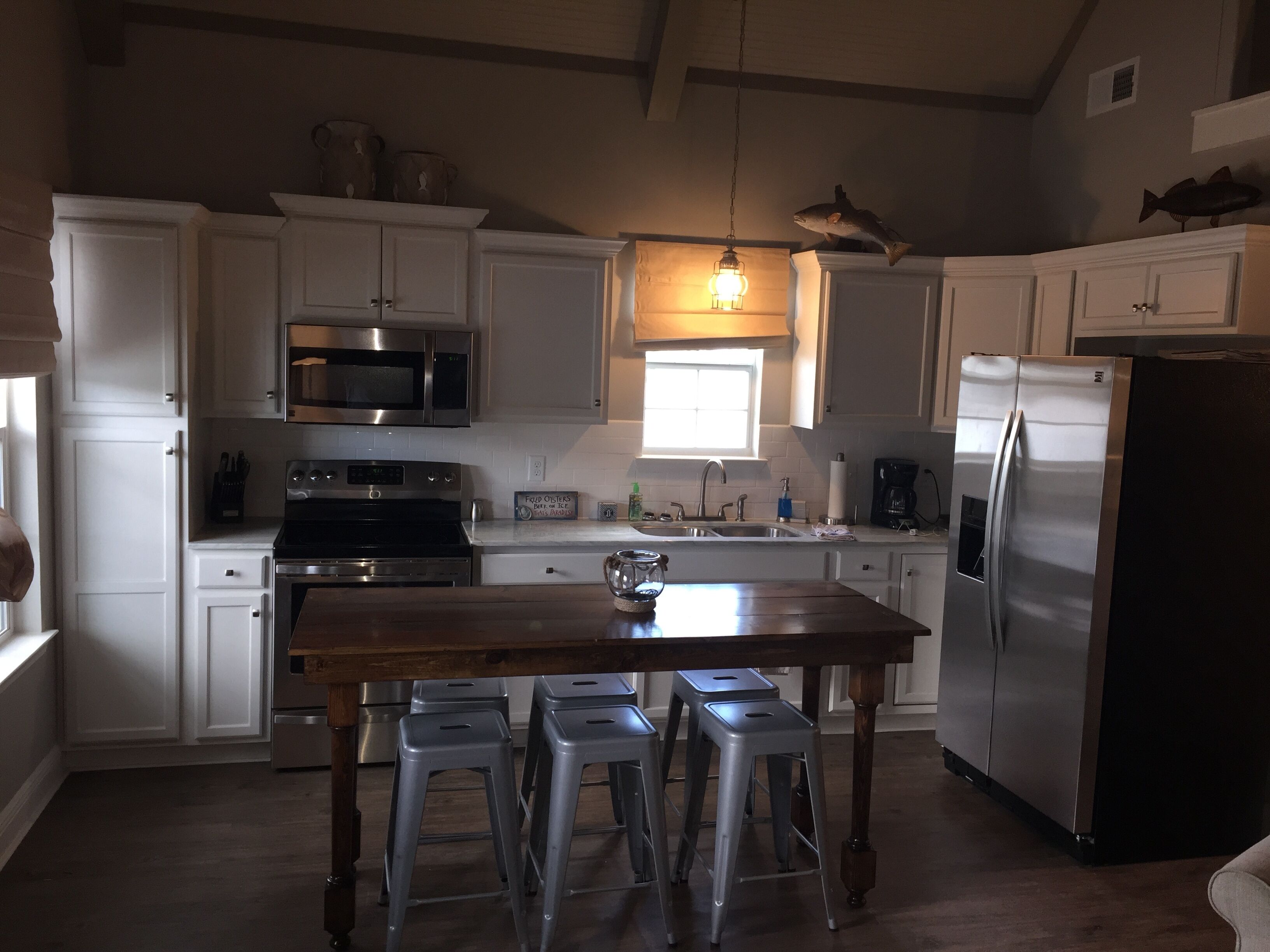 Coffee/tea maker, full-size fridge, microwave, oven