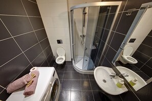 مجففات شعر، صابون، شامبو، ورق حمّام