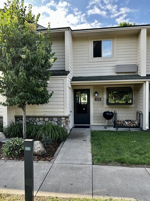 Exterior - Beautiful & Clean 2 Bedroom Mille Lacs Rental at Izatys - Contactless Check-in (Onamia)