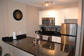 Een koelkast, een microgolfoven, een oven, een kookplaat