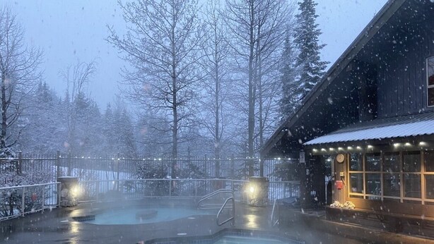 A snow-covered outdoor area with a pool and a building with lights. - Ski In Ski Out Great Location Hot Tub Super Clean Fully Stocked Great Reviews (Whistler)