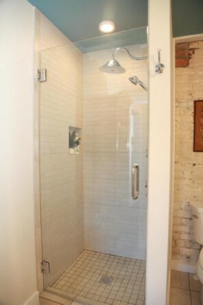 Een douche, een haardroger, handdoeken