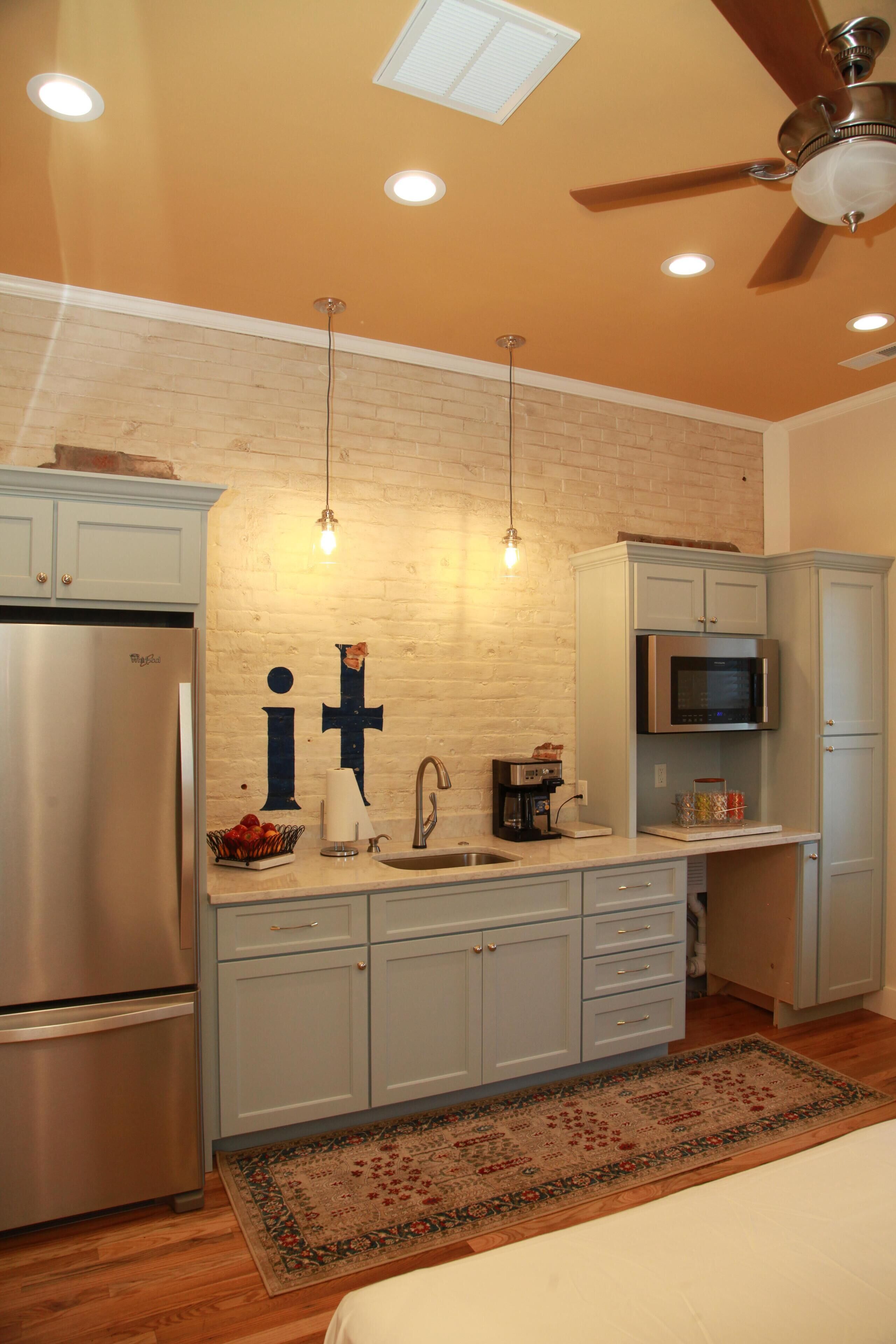 PARK and WALK - Mayberry & Main - 'The Main Suite' - New Construction