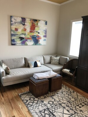 TV - PARK and WALK - Mayberry & Main - 'The Main Suite' - New Construction (Mt Airy)