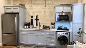 Refrigerador, microondas, parrilla de estufa y cafetera y tetera