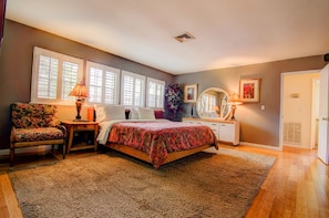 5 bedrooms, desk, iron/ironing board, WiFi - Custom Tropical Estate Minutes from the Las Vegas Strip (Las Vegas)