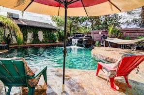 A heated pool - Custom Tropical Estate Minutes from the Las Vegas Strip (Las Vegas)